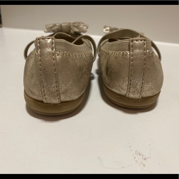 Cherokee gold/tan ballet flat shoes with bow/strap - Picture 6 of 9
